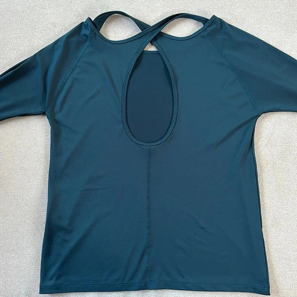 Under Armour women’s long sleeve work out top. Back cut out detail. Smal… - Picture 4 of 6